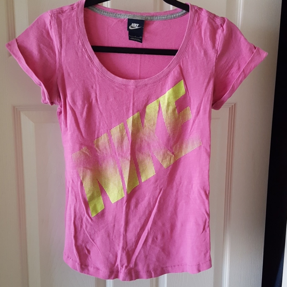 NIKE short sleeved workout top